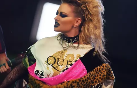 Delia, un look punk cu accente rock în cel mai nou videoclip. Piesa este o reinterpretare a imnului unei echipe de fotbal