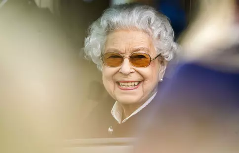 Motivul surprinzător pentru care Regina Elisabeta a II-a a purtat un șal pe umeri în timpul ultimei sale apariții publice