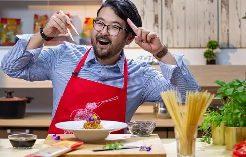 Rikito Watanabe, japonezul care gustă din plin umorul românesc și micii de Dedulești