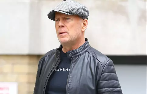 Bruce Willis, surprins la restaurant, în Los Angeles, la 6 săptămâni de când a anunțat că suferă de afazie. Cine îl însoțea