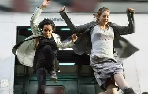 Filme la TV azi, 17 mai: „Divergent”, „Hulk uriașul”, „Experiment la cald”