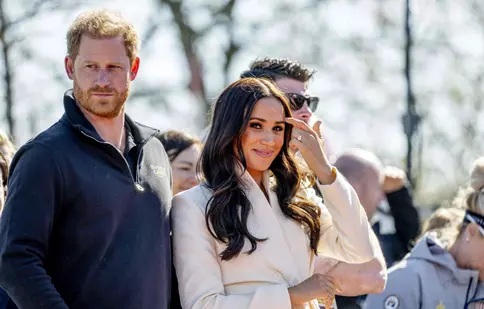 Meghan Markle și Prințul Harry, momente de tandrețe în public. Cât costă cea mai recentă ținută a ducesei