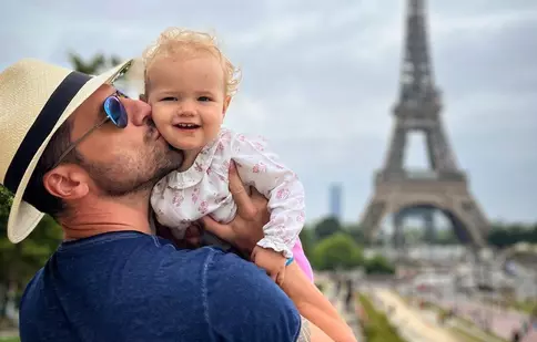 Imaginile adorabile cu Adi Nartea și familia sa la Paris. Ce și-a cumpărat actorul din „Vlad” de la Disneyland