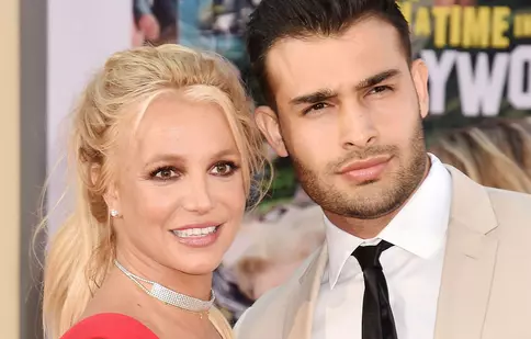 Britney Spears, imagini spectaculoase din luna de miere. S-a filmat topless pe plajă
