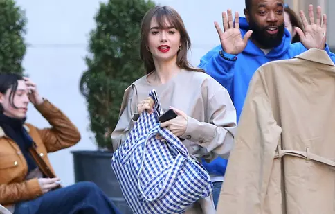 Lily Collins, mesaj pentru fani înainte de lansarea „Emily in Paris”, sezonul 3, pe Netflix. „Înapoi în Paris!”