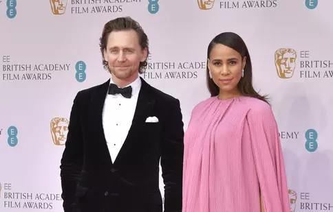 Tom Hiddleston și Zawe Ashton vor deveni părinți pentru prima dată! Primele imagini cu burtica de graviduță