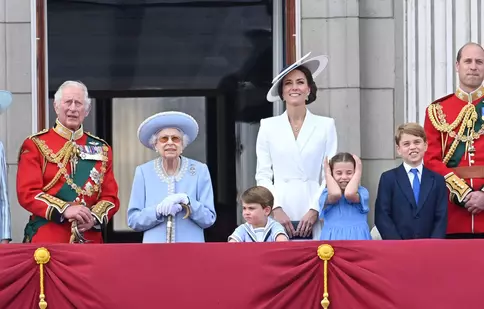 14 reguli incomode pe care familia regală britanică trebuie să le respecte. Ce cadouri nu au voie niciodată să primească