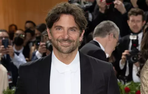 Bradley Cooper are o nouă iubită. Fostul ei soț a fost condamnat la închisoare