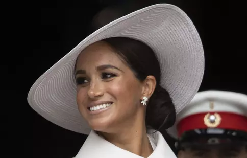 Cum a reușit Meghan Markle să o copieze la perfecție pe Kate Middleton. Ținuta aleasă de soția prințului Harry a uimit pe toată lumea