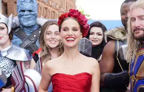 Natalie Portman, apariție senzațională la premiera londoneză a filmului „Thor: Iubire și tunete”