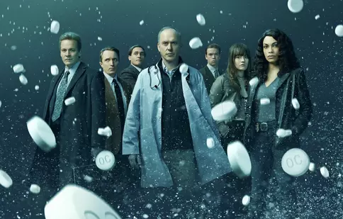 Review „În sevraj” / „Dopesick”, miniseria Disney Plus: Suferința, convertită în multe zerouri
