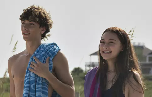 „Vara în care am devenit frumoasă”, noul hit de la  Prime Video. Serialul este bazat pe cartea cu același nume