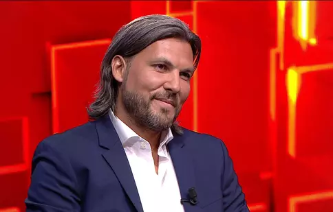 Adrian Vasile, antrenorul CSM București, la „40 de întrebări cu Denise Rifai”. „Vă ajută titlul de cel mai sexi antrenor?”