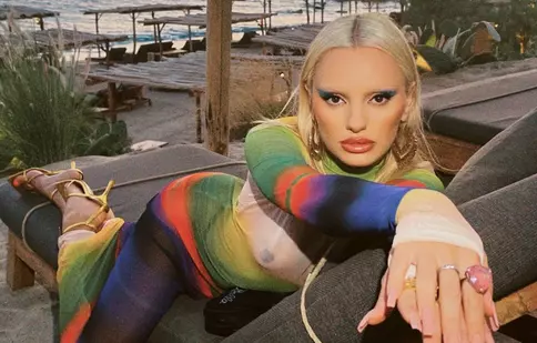 Alexandra Stan, în costumul Evei pe o insulă grecească. Artista a postat pe Instagram fotografii incendiare