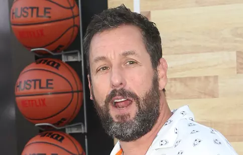 Adam Sandler și-a șocat fanii. Ce s-a întâmplat cu actorul și de ce a fost văzut folosind un baston