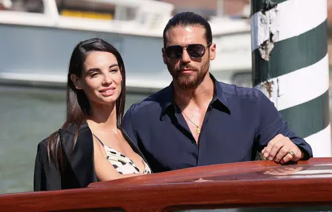 Can Yaman și Francesca Chillemi au strălucit pe covorul roșu de la Festivalul de Film de la Veneția. Ce ținute au purtat