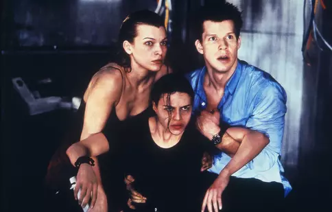 Filme la TV azi, 22 septembrie: „Resident Evil: Experiment fatal”, „Omul din întuneric”, „Idilă de noiembrie”