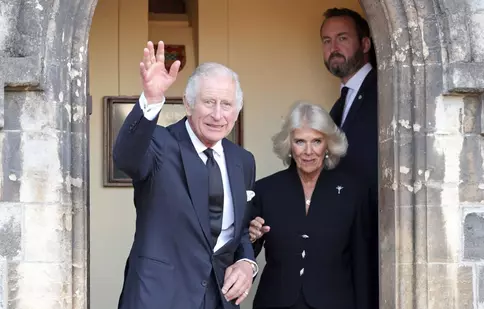 Detaliul neașteptat din primul portret al familiei regale. Cine stă alături de Regele Charles și de soția sa, Camilla