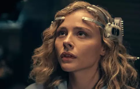 „Periferic”, cu Chloë Grace Moretz, noul serial propus de Amazon despre un viitor distopic nu foarte îndepărtat