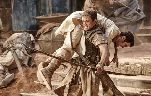 Filme la TV azi, 11 octombrie: „Robin Hood: Origini”, „Străinul”, „Despre dragoste și alte aiureli”, „Elvis”