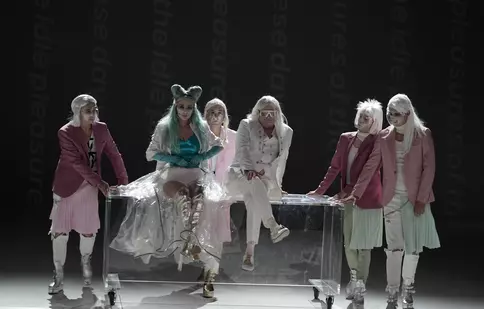 Un “Richard al III-lea” scandalos la Teatrul Național Craiova. Sorin Leoveanu, înspăimântător în rolul dictatorului