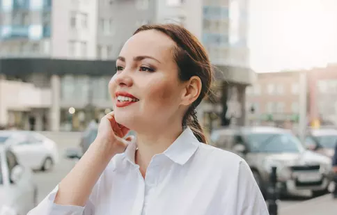 3 feluri la modă de a aranja o cămașă de femei pentru purtarea zilnică