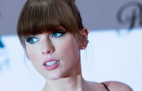 Taylor Swift, în cea mai îndrăzneață ținută de până acum, pe covorul roșu de la MTV EMA. Lista completă a premiilor