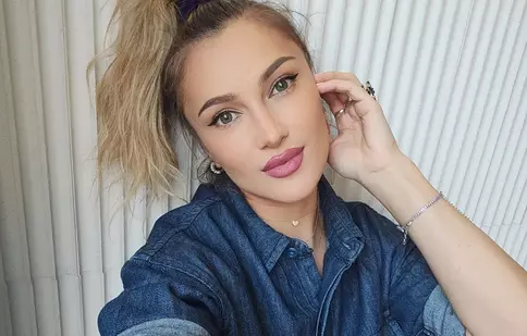 Lora, schimbare de look. Artista a renunțat la blond în favoarea unei culori mult mai îndrăznețe. Cum au reacționat fanii