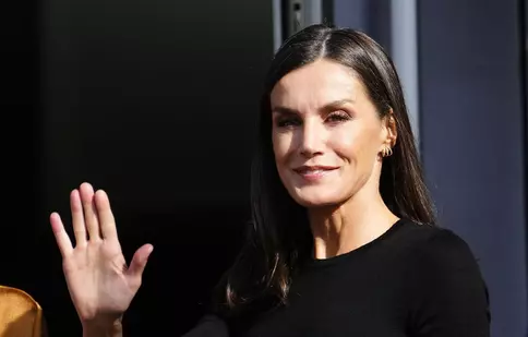 Regina Letizia a Spaniei, cu fusta găurită la un eveniment oficial. Cât a costat ținuta