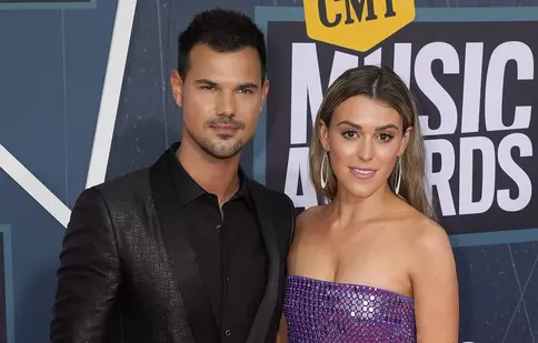 Taylor Lautner s-a căsătorit! Starul din „Twilight” și iubita lui au strălucit în ziua nunții