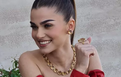 Cum încearcă Theo Rose să își ascundă sarcina. Imaginea publicată de Horia Brenciu