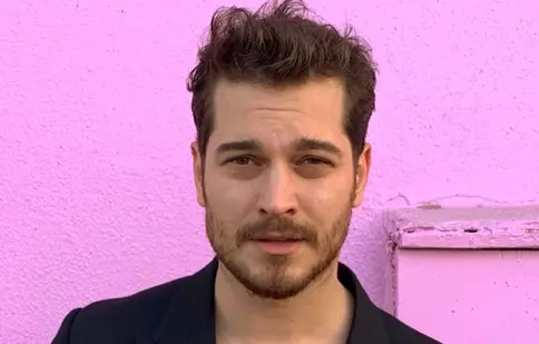 Çağatay Ulusoy a acceptat să joace rolul unui gigolo într-un serial turcesc realizat de Netflix
