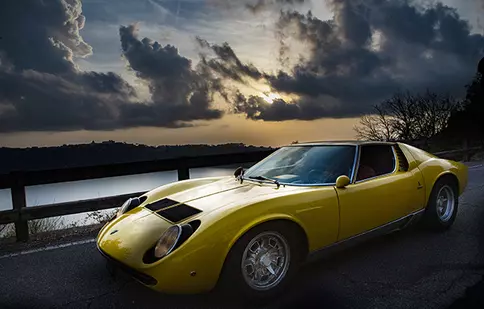 „Lamborghini: Omul din Spatele Legendei”, filmul care prezintă războiul dintre Lamborghini și Ferrari, ajunge la cinema. Când are loc premiera
