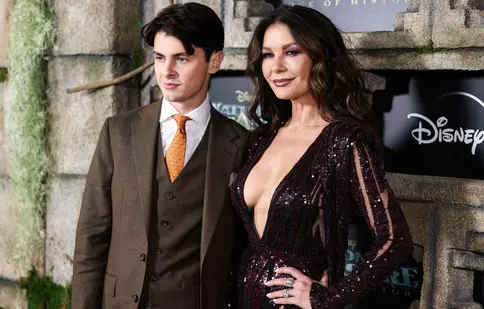 Catherine Zeta Jones, cu un decolteu amețitor pe covorul roșu. Cine este tânărul cu care s-a afișat