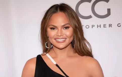 Chrissy Teigen, replici dure la adresa criticilor. Ce mesaje răutăcioase primește soția lui John Legend despre sarcina ei