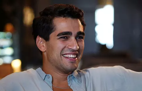 Cine este Mert Ramazan Demir, actorul care face furori la turci cu serialul „Yali Çapkini”. Îl putem vedea și la Netflix