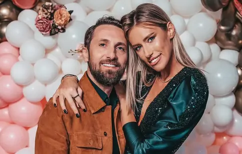 Cum i-a susprins Gabriela Prisăcariu pe Dani Oțil și pe fiul lor lângă bradul de Crăciun. Ținutele lor au atras atenția tuturor