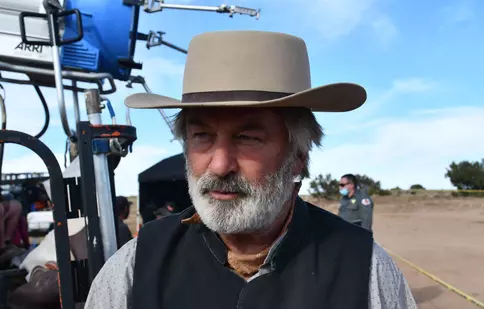 Alec Baldwin, acuzat de omor prin imprudență în cazul împușcării fatale a regizoarei Halyna Hutchins. Ce riscă acum actorul