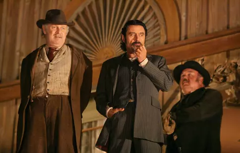 Serialul western „Deadwood”, premiat cu 8 Emmy-uri şi un Glob de Aur, începe la TVR 1. Când e premiera