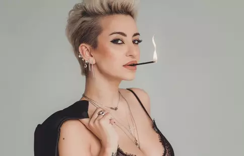 Giulia revine în muzică după 3 ani de absență cu un look provocator și versuri incitante: „Fumez amintiri cu tine, goală”