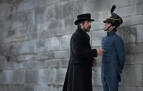 Filmul „Ochiul albastru deschis”, un mister anchetat chiar de Edgar Allan Poe, este disponibil pe Netflix