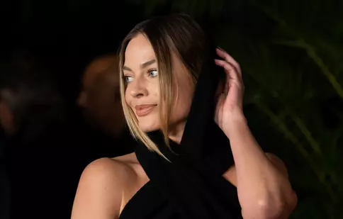 Margot Robbie, ravisantă într-o rochie îndrăzneață, cu o crăpătură adâncă. Actrița din „Babylon” a întors toate privirile în Sydney