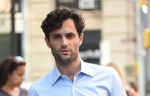Drama lui Penn Badgley, actorul din serialul „You”. De ce mama lui era nevoită să îl resusciteze zilnic în primul an de viață