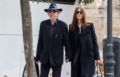 Monica Belluci și Tim Burton, gesturi de afecțiune în plină stradă. Cum au fost surprinși de paparazzi italieni