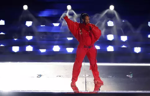 Rihanna, bebe nr.2! Artista și-a afișat burtica de gravidă în timpul show-ului de la SuperBowl