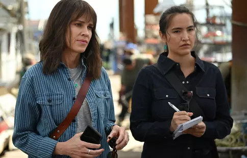 „Alaska Daily”, un super serial cu Hilary Swank, este disponibil pe Disney Plus