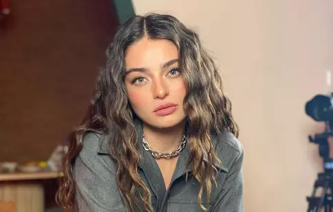 Ayça Ayșin Turan („Povestea de pe insulă”) ar putea juca într-un nou film turcesc. Regizor este chiar noul ei iubit