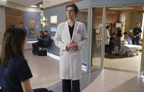 Regretul lui Freddie Highmore din perioada în care filma pentru „Doctorul cel bun”. Serialul este în top 10 Netflix