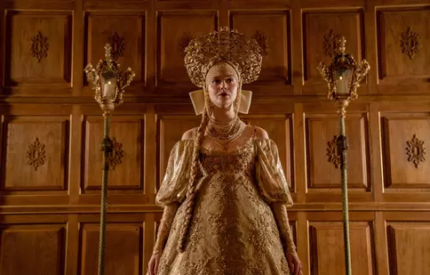 5 filme și seriale cu regi și regine pe care trebuie să le vezi