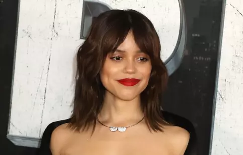 Jenna Ortega, accident vestimentar pe covorul roșu, în Los Angeles. Ce s-a întâmplat cu ținuta actriței